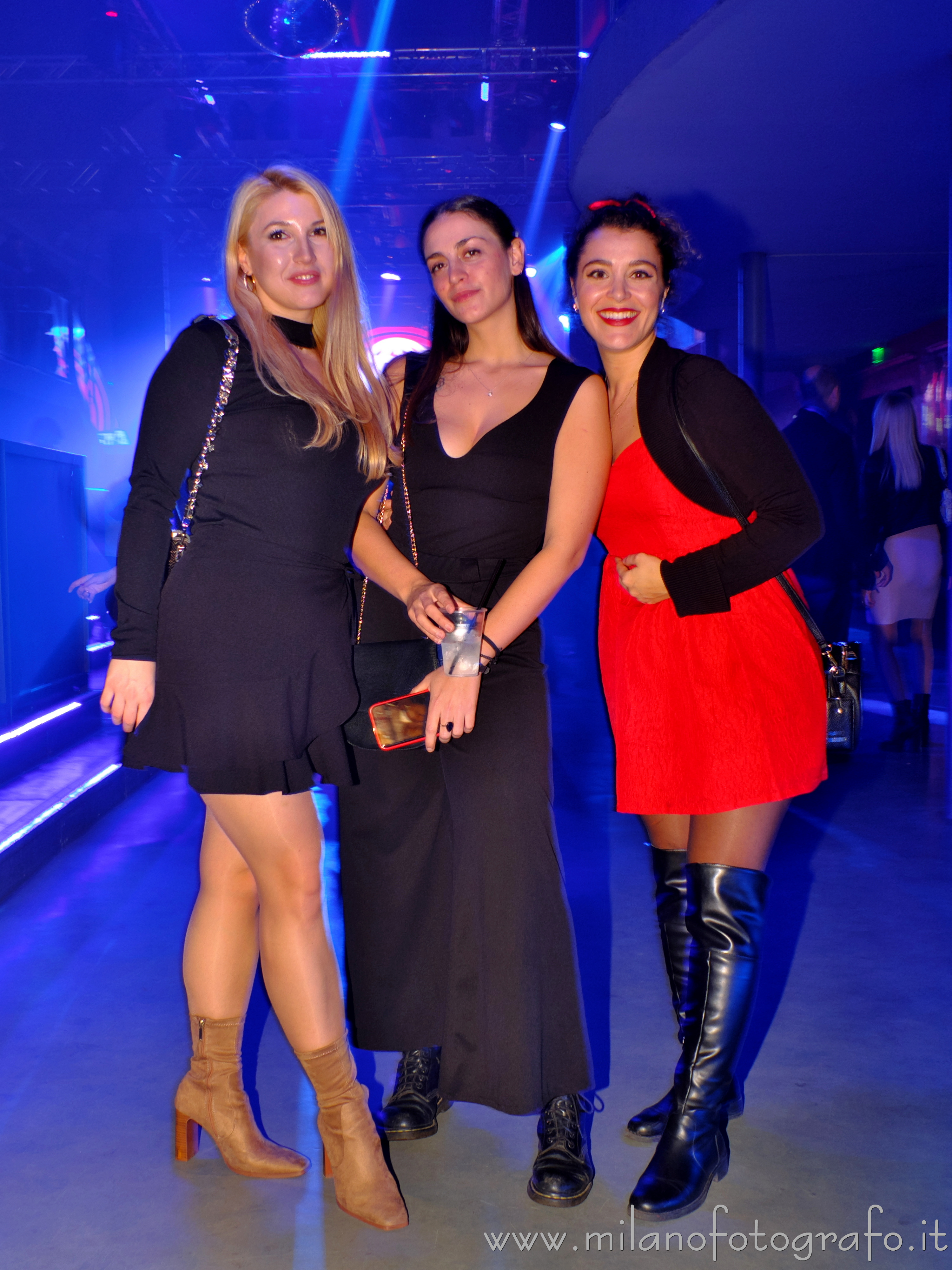 Milano - Ragazze in discoteca